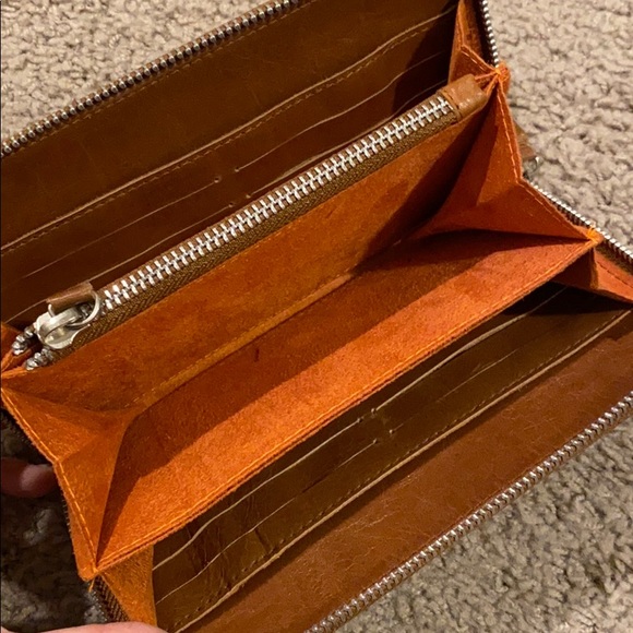 GUC Intrinsic Flair Zippy Wallet Tan Leather - Picture 5 of 5